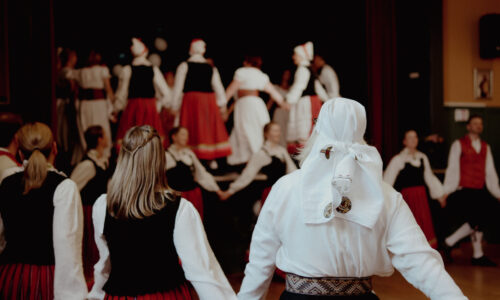 To folkedansgrupper forbereder seg til dansefestivalen i Tallinn i 2025